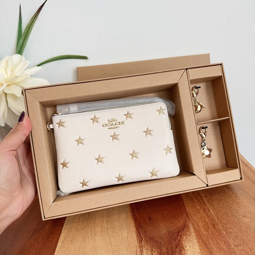 NWT Coach Boxed Corner Zip Wristlet‎ With Star Print And Charms